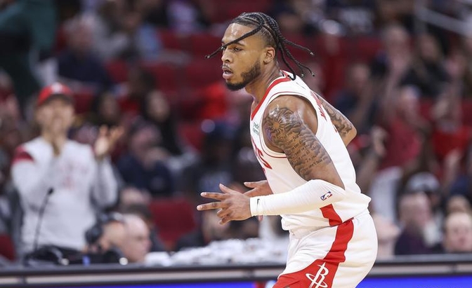 关于湖人年轻球员摩尔表现抢眼，赢得主帅赞赏的信息