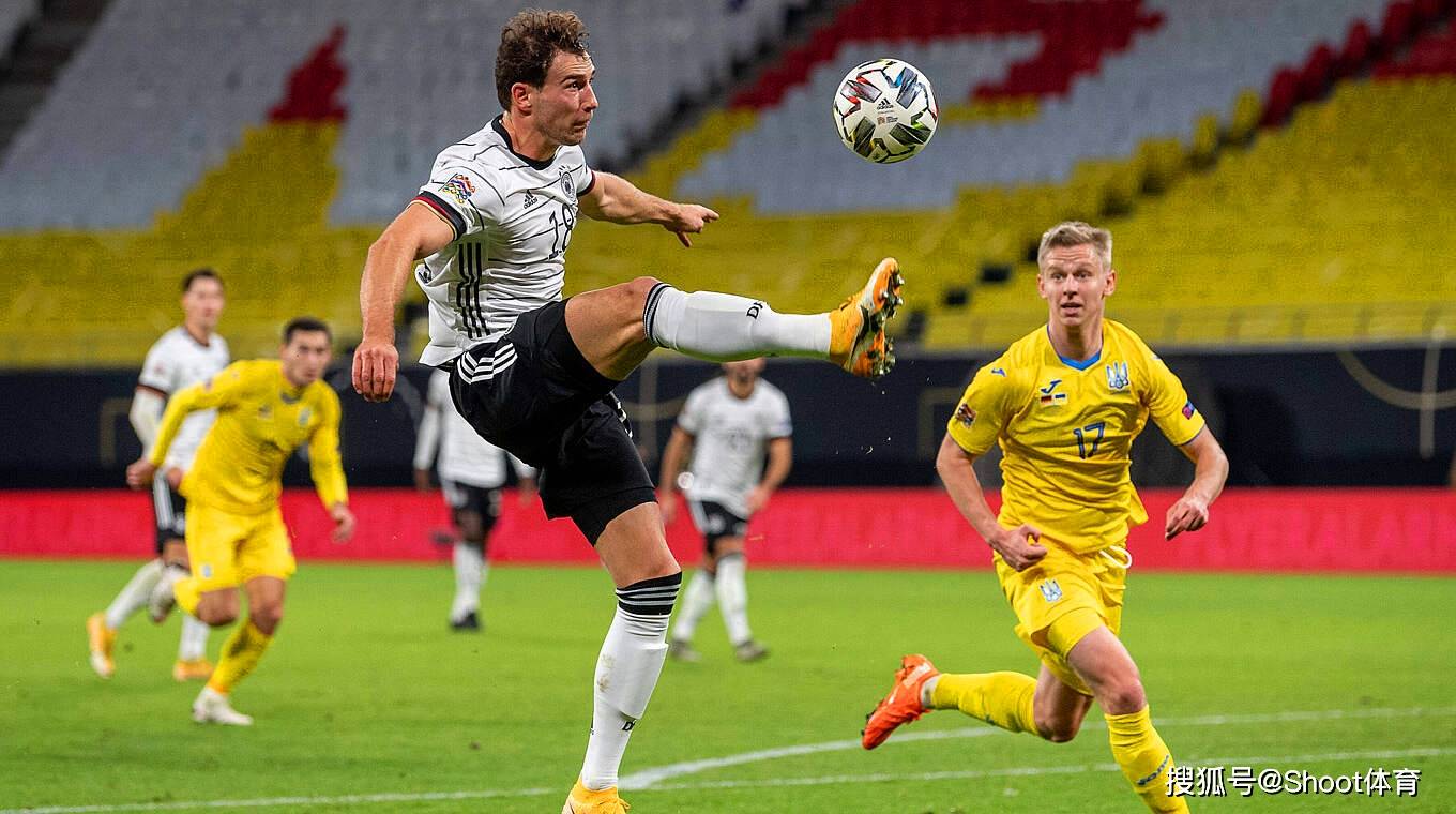 足球教练讨论欧国联比赛中的战术与策略