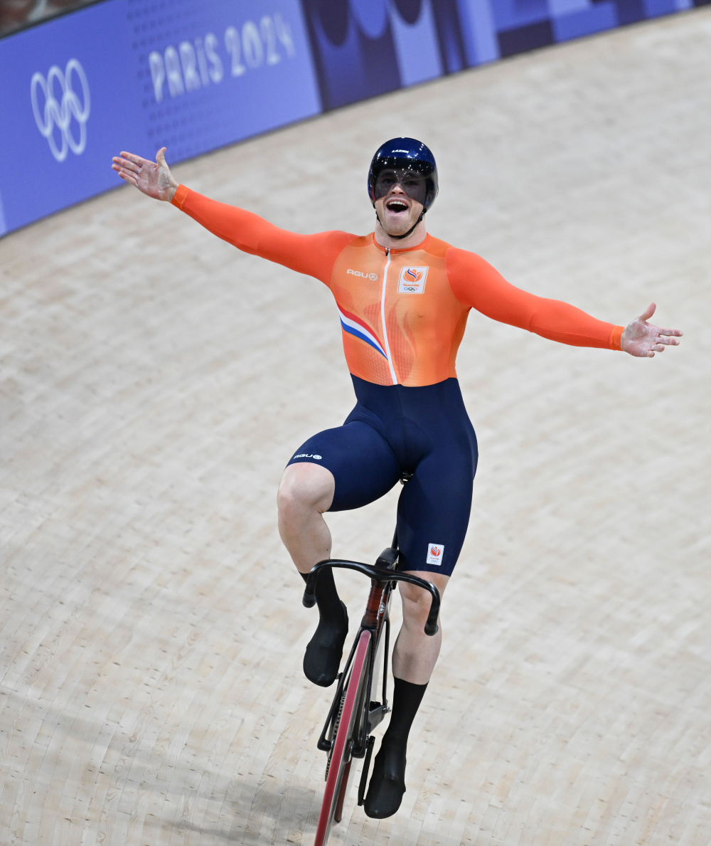 荷兰选手勇夺自行车比赛金牌