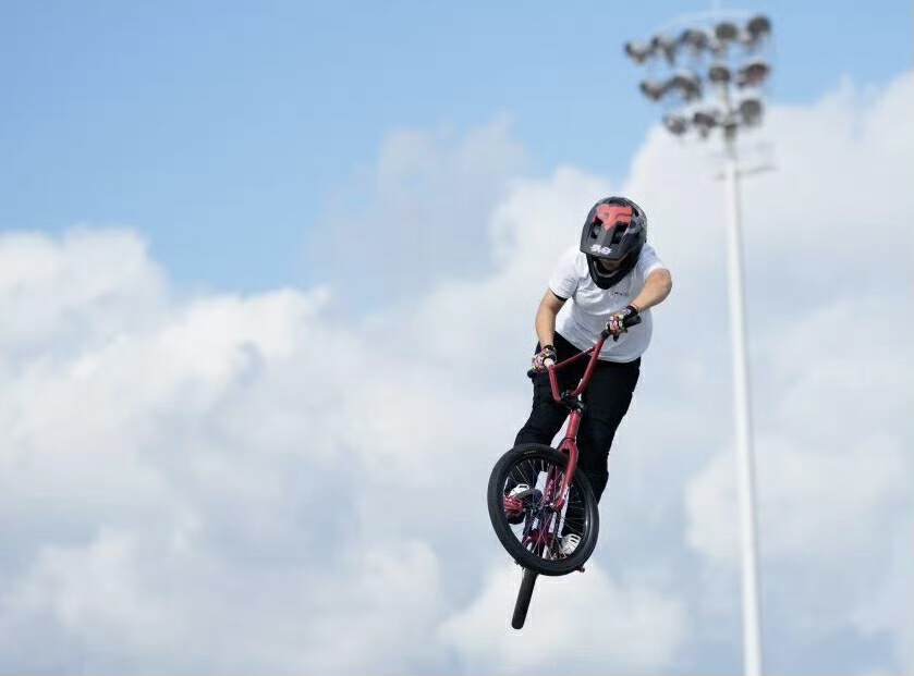 乌克兰举重选手创造历史纪录，登顶领奖台