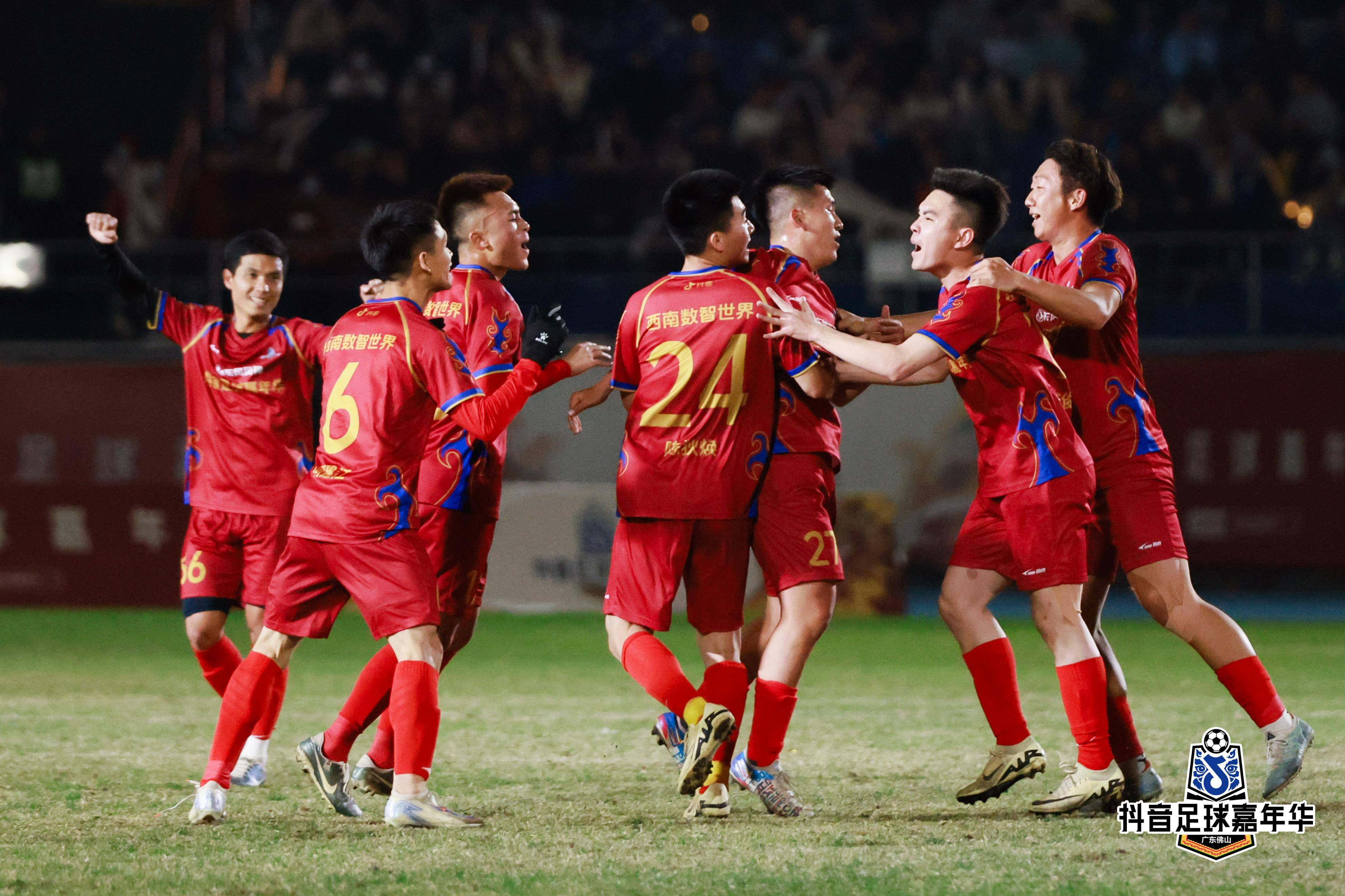 包含本土足球联赛球员大放异彩，球队斗志昂扬的词条