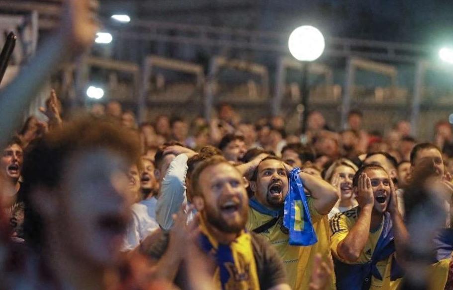 开云APP-欧冠比赛气氛热烈，观众喝彩连连