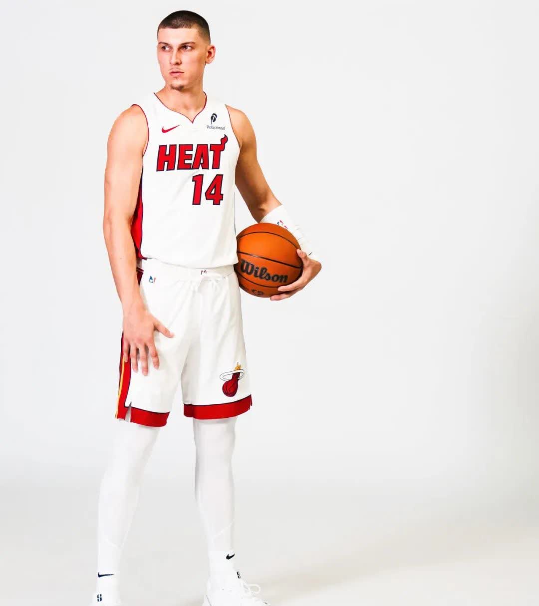 热火队冲击季后赛，球队士气高涨不断战胜强敌