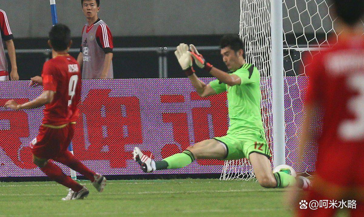 球员越位在先,裁判判罚引发争议 球员越位在先,裁判判罚引发争议