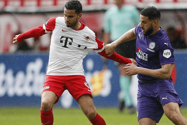 包含阿贾克斯主场大胜，巩固领先地位的词条