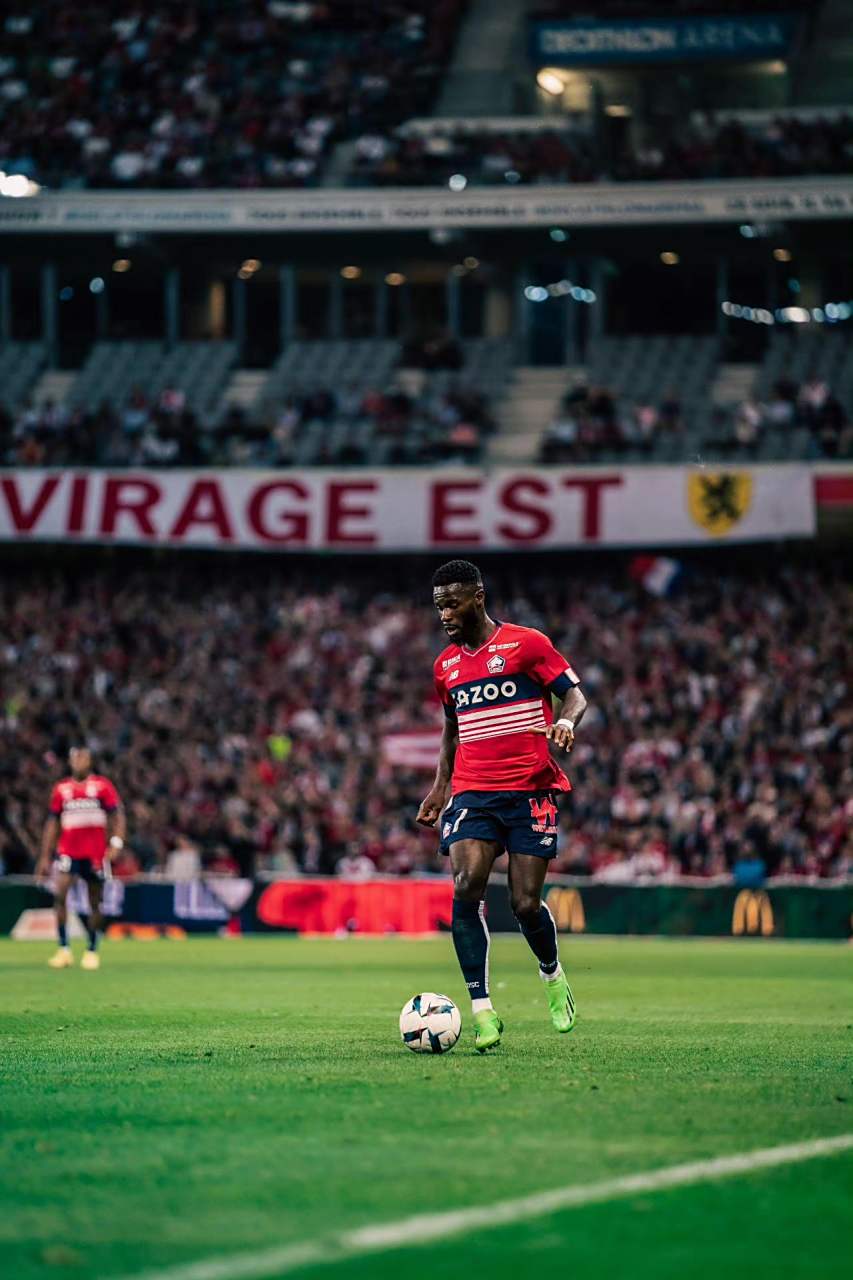 里尔队主场遭遇不敌,心情低落不已 里尔队主场遭遇不敌,心情低落不已