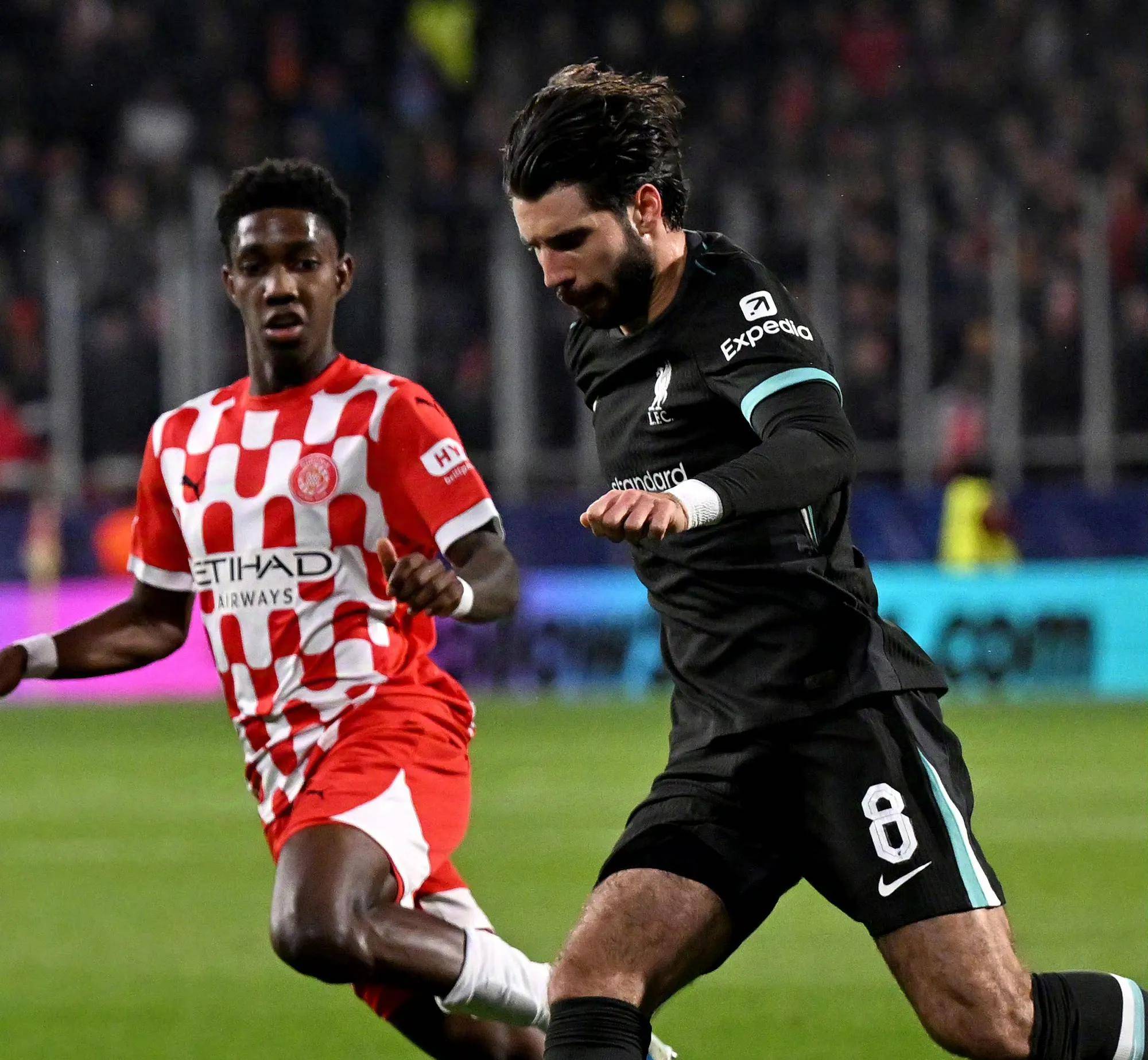 里尔队主场遭遇不敌,心情低落不已 里尔队主场遭遇不敌,心情低落不已