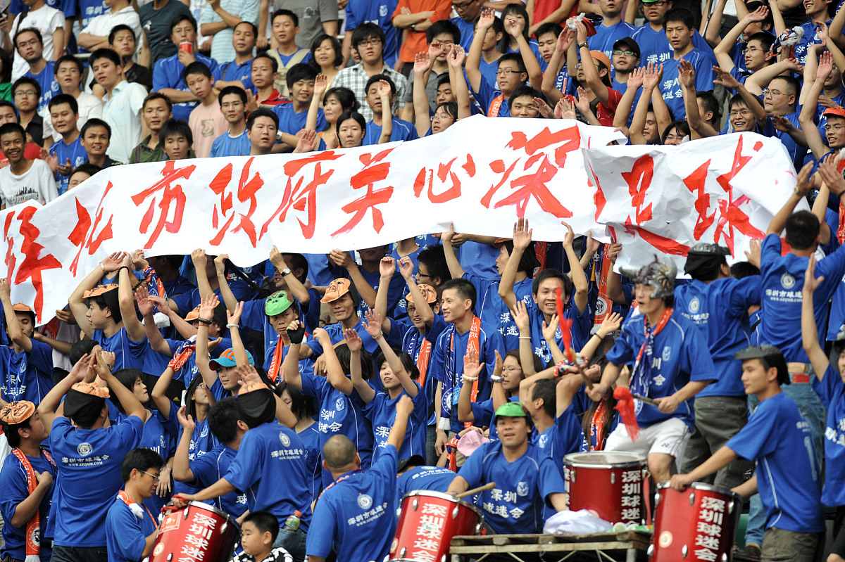 关于赛事风云再起，热爱足球的球迷欢呼雀跃的信息