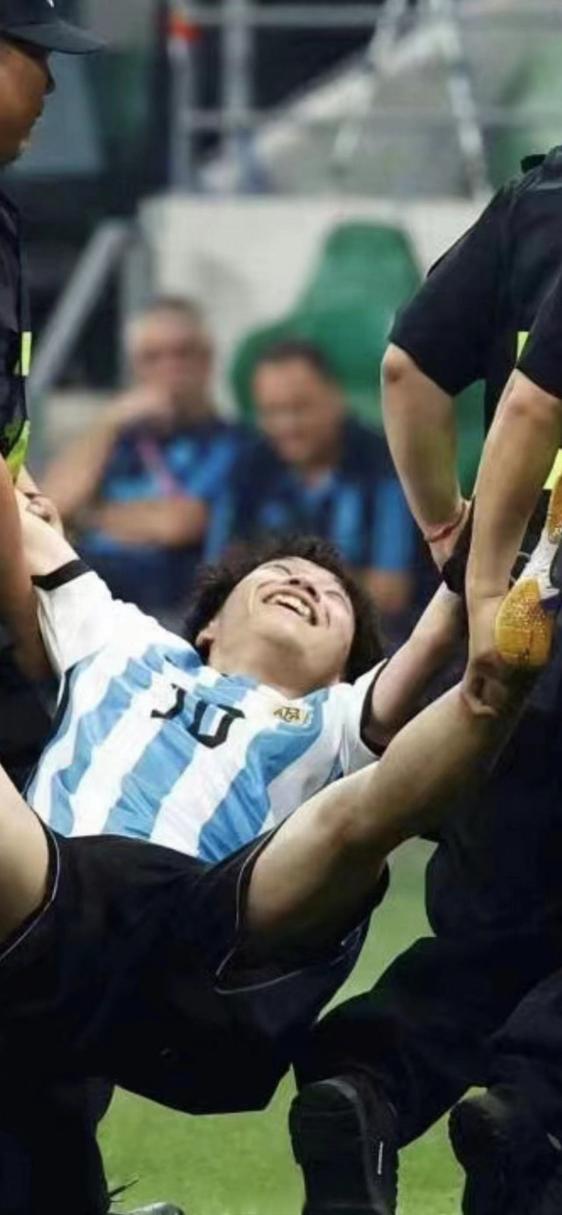 关于赛事风云再起，热爱足球的球迷欢呼雀跃的信息