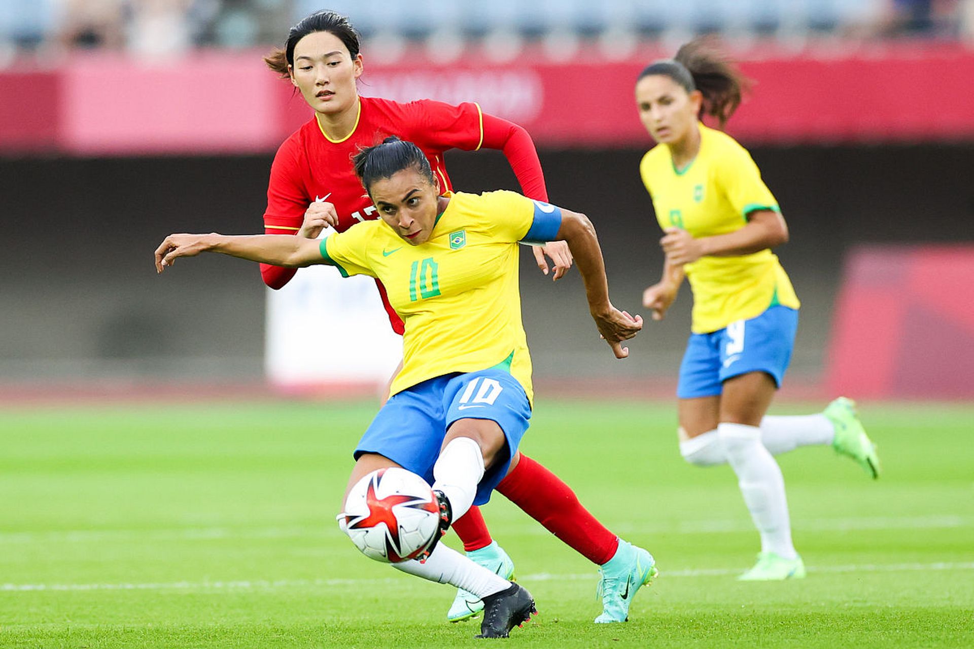 中国女足队员在国际赛场秀出实力