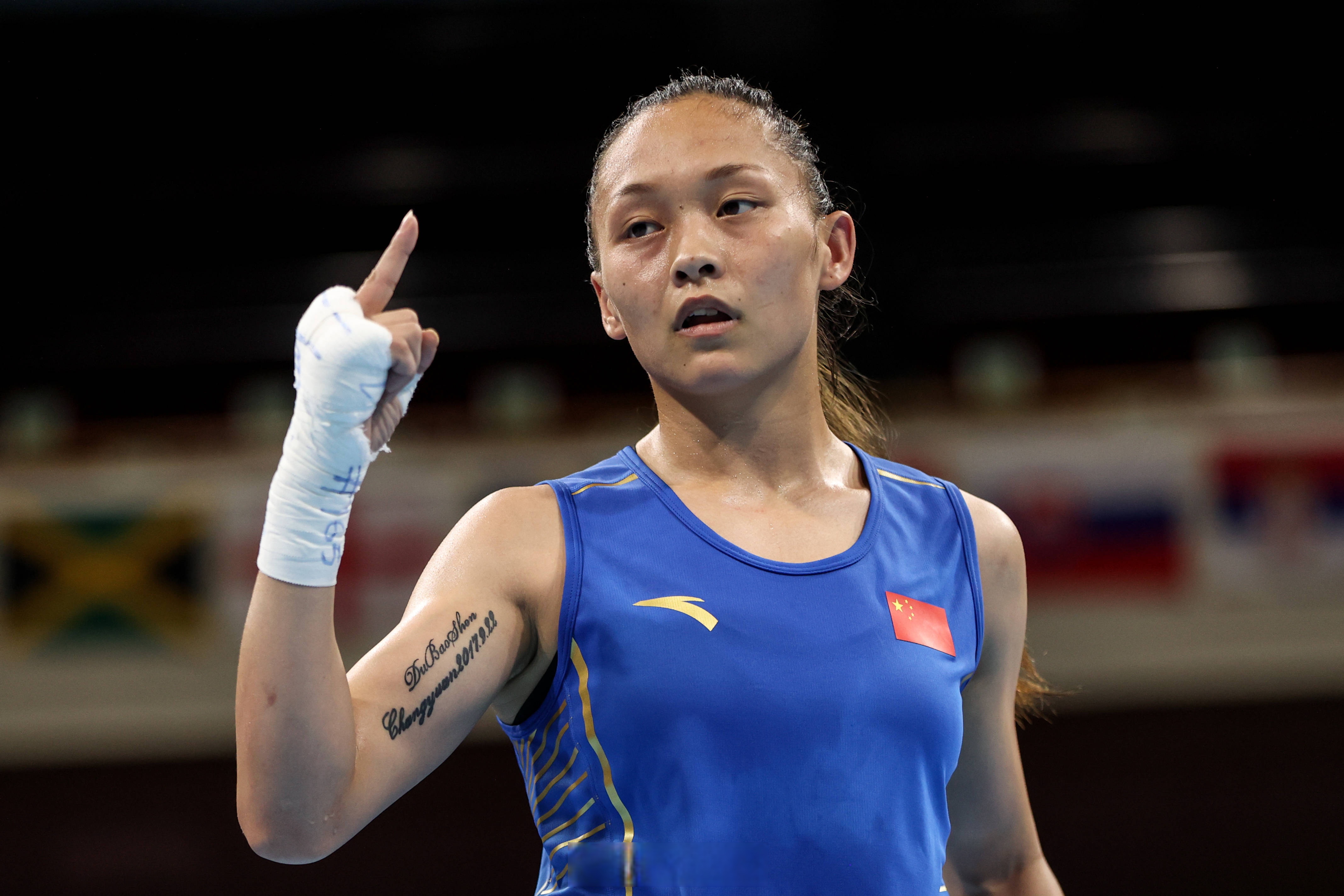 英勇出击胜利，拳击选手再夺金牌