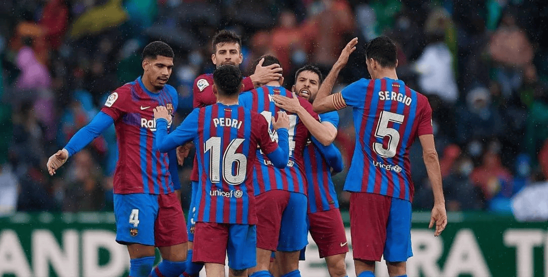 开云下载-巴塞罗那主场惨败，遭遇连败低迷期