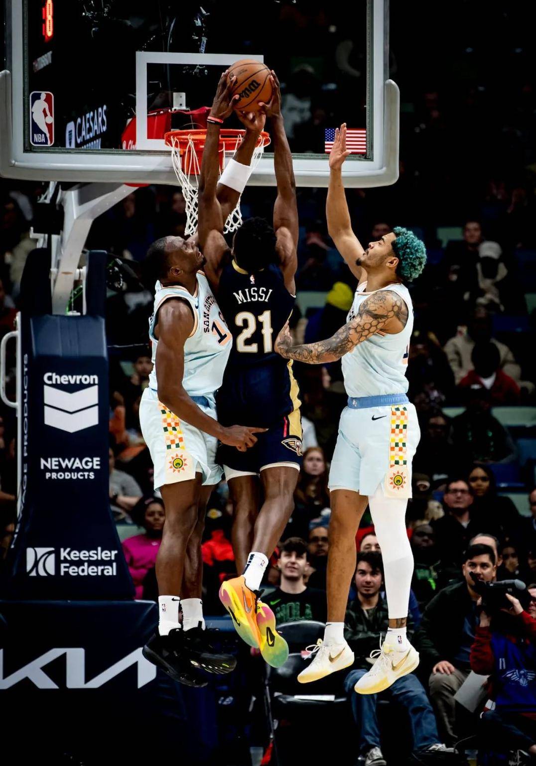 包含赛季胜利不断，马刺队引领全场的词条