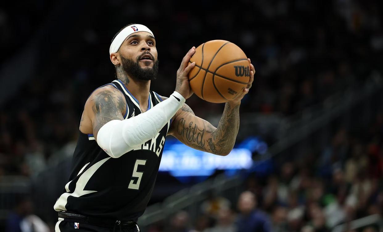 雄鹿客场大胜开拓者，取得胜利