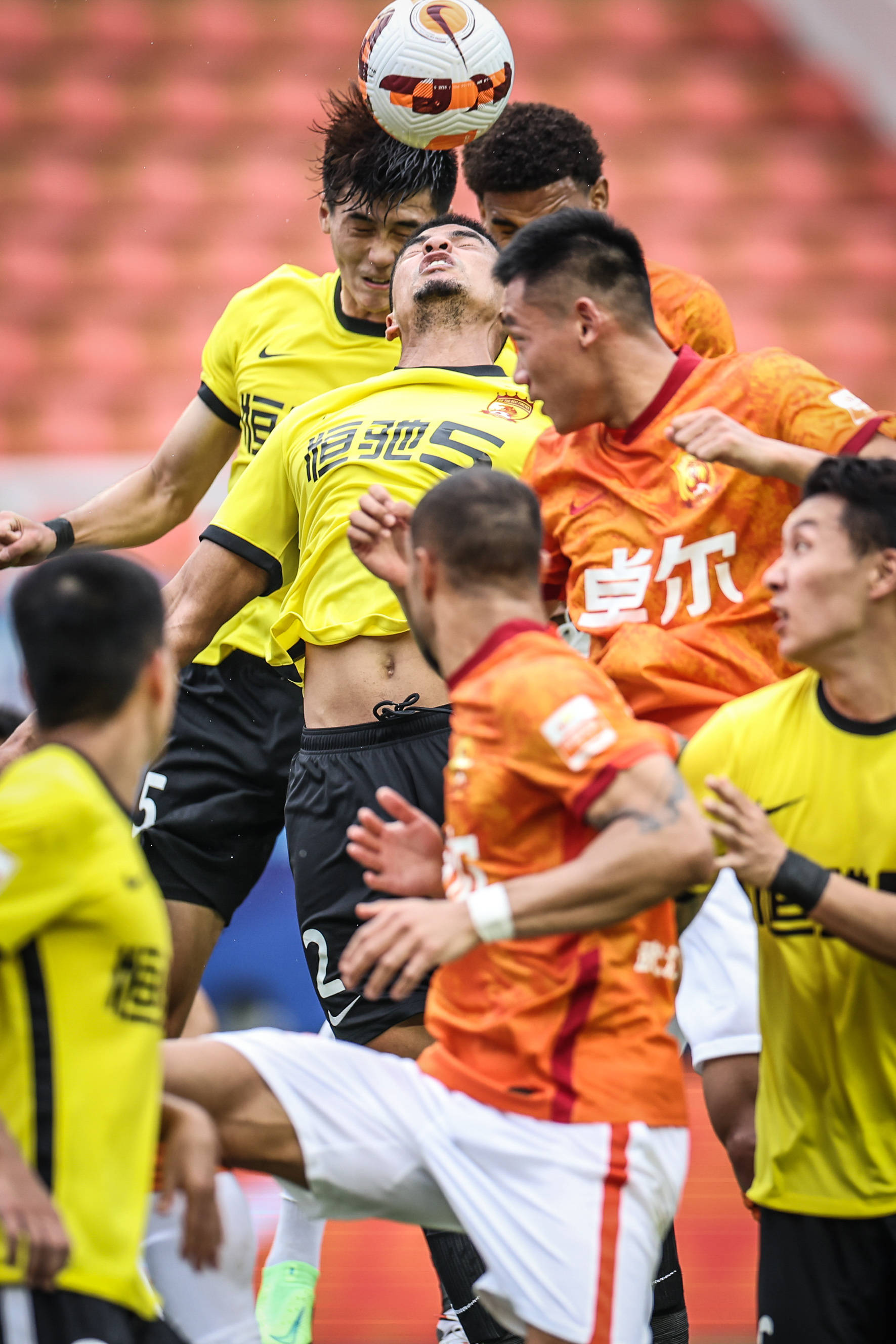 亚洲足球领域的重头戏引发球迷热议