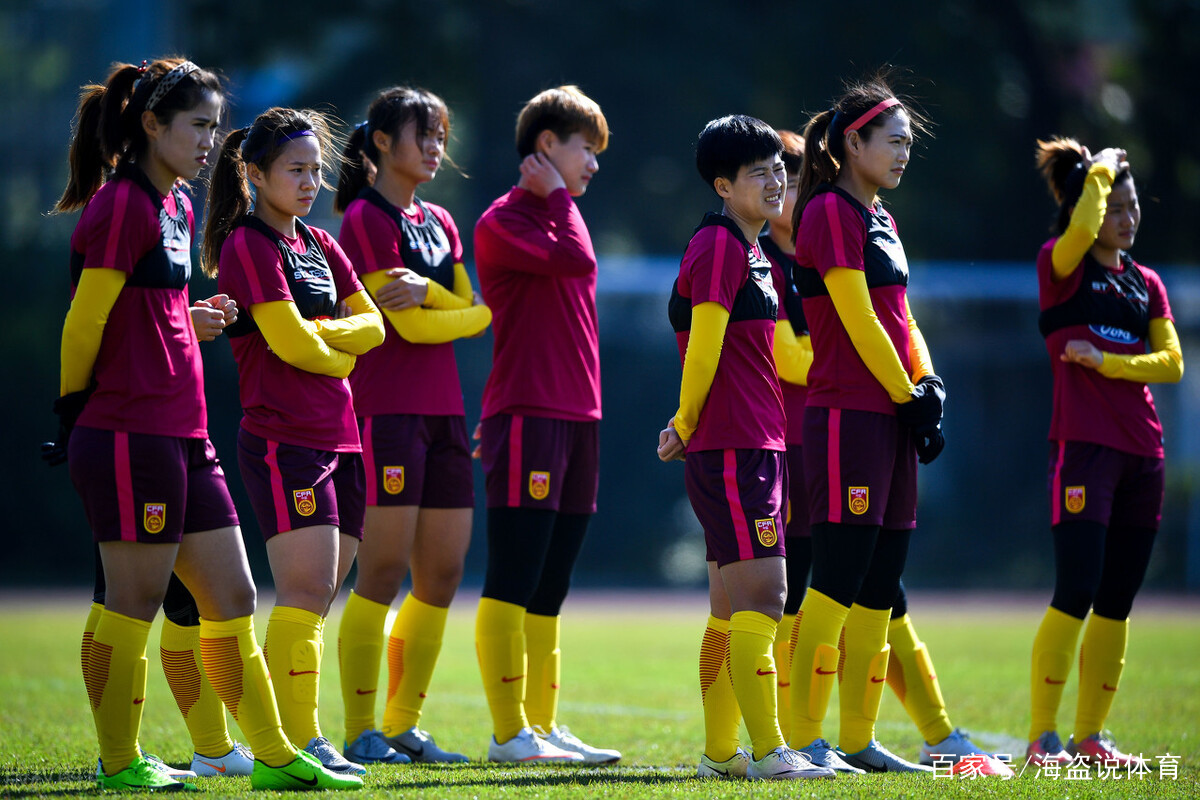 绝地反击：国内女足队员迎战尤为聚精会神
