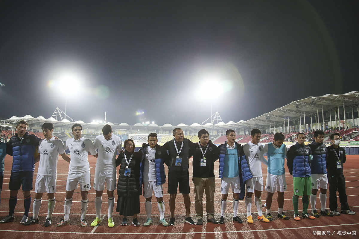 河床队在场上展现出出色的团队合作