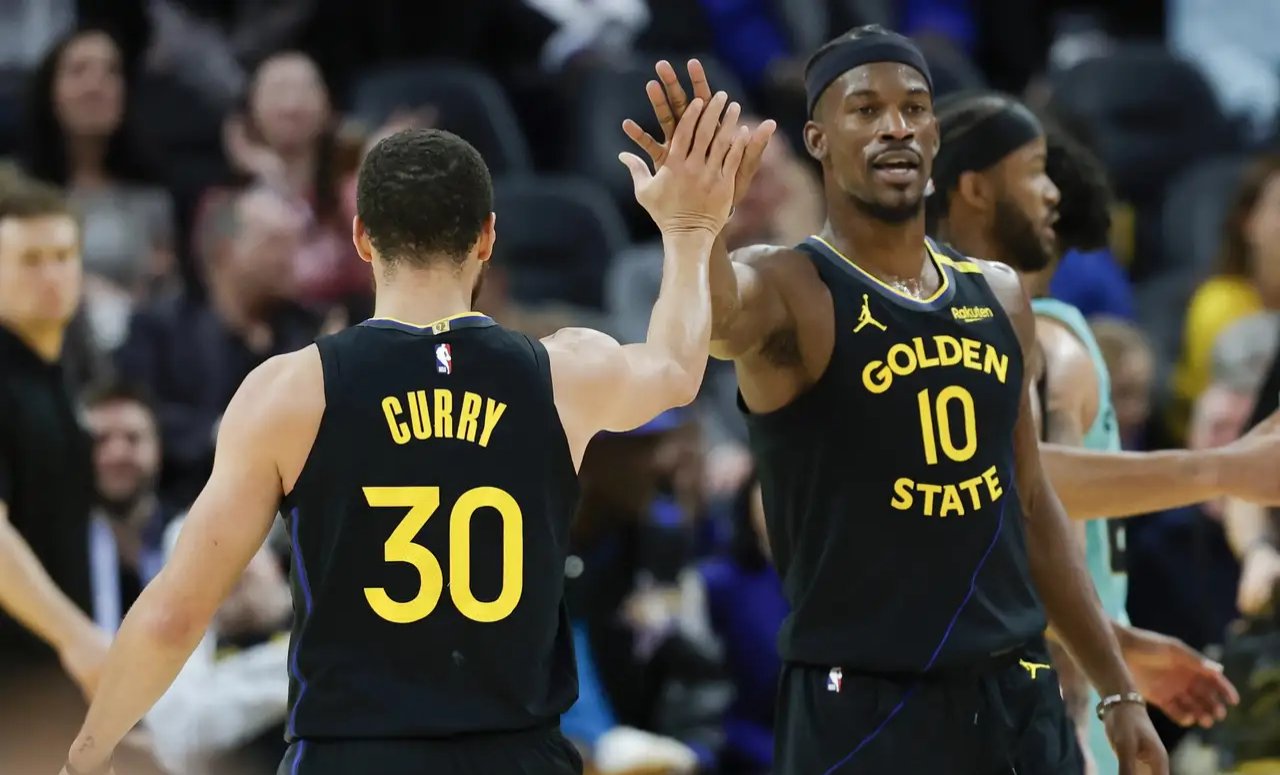 勇士主场重创黄蜂,马刺连败不振 勇士主场重创黄蜂,马刺连败不振