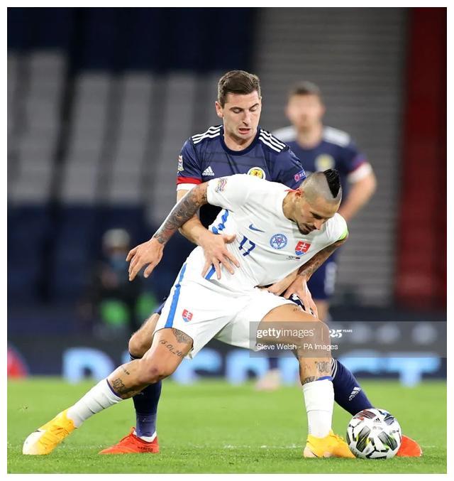 斯洛伐克队率先攻破俄罗斯球门，惨遭逆转无缘晋级