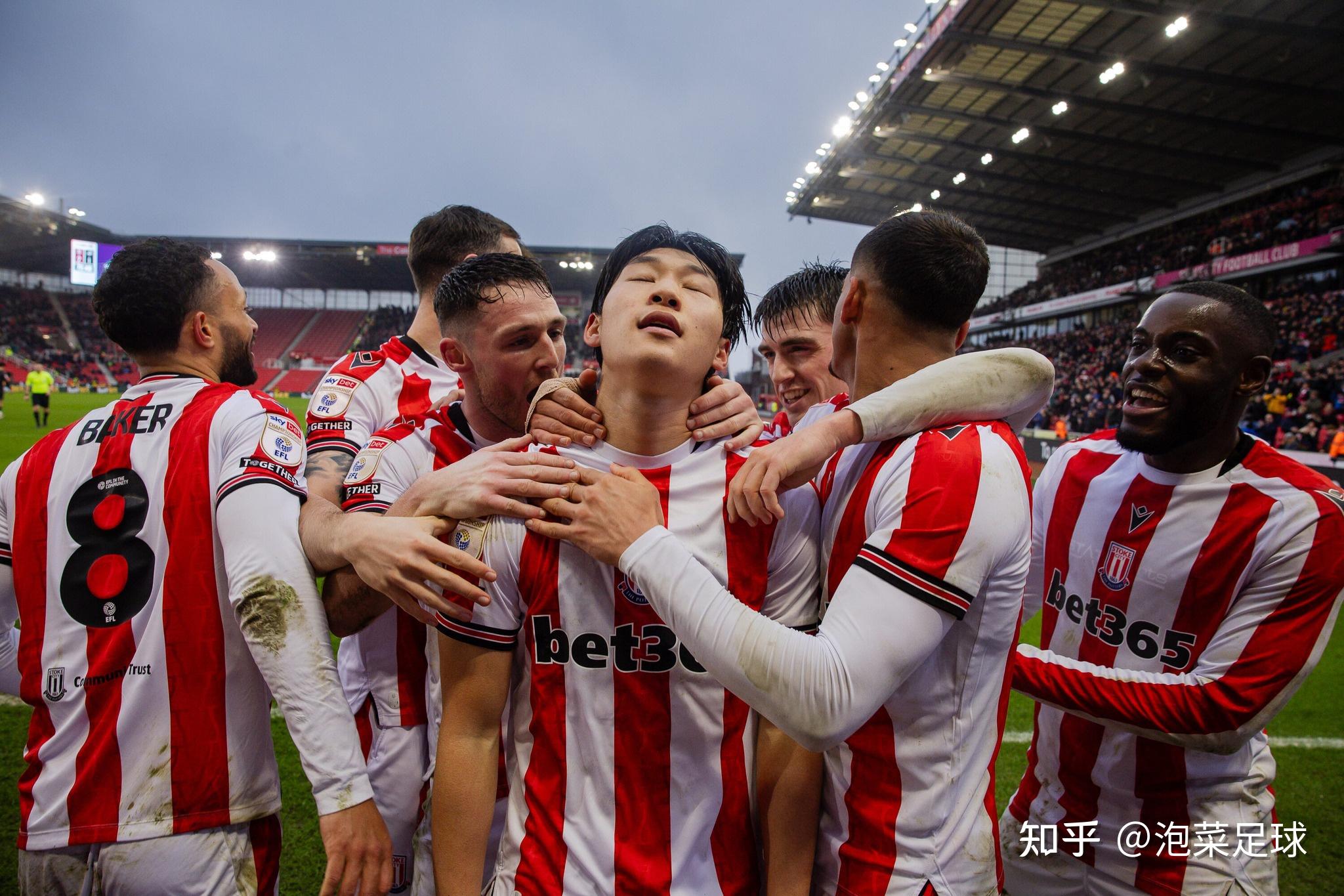 包含斯托克城球员集训备战，迎接下一场胜利的词条