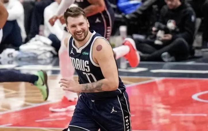 包含独行侠大胜奇才,年轻阵容展现出色战斗力的词条 包含独行侠大胜奇才,年轻阵容展现出色战斗力的词条