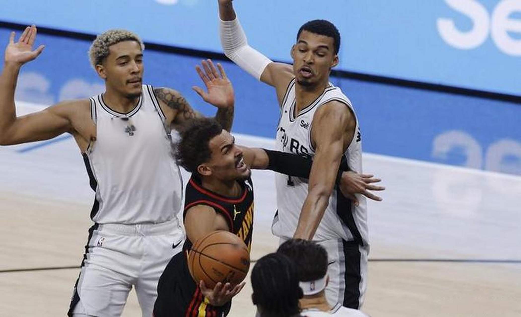 开云官网-老鹰击败马刺实现突破，全队欢腾庆贺的简单介绍