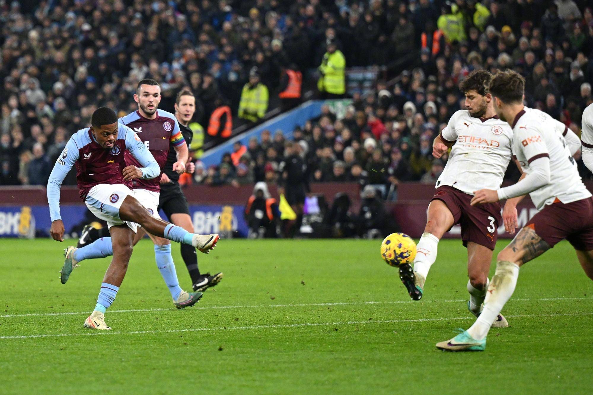 曼城主场大胜,继续保持追赶利物浦的势头 曼城主场大胜,继续保持追赶利物浦的势头