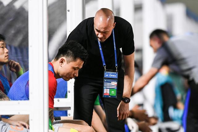 开云体育-沙尔克新教练上任，球队变化将逐渐显现的简单介绍