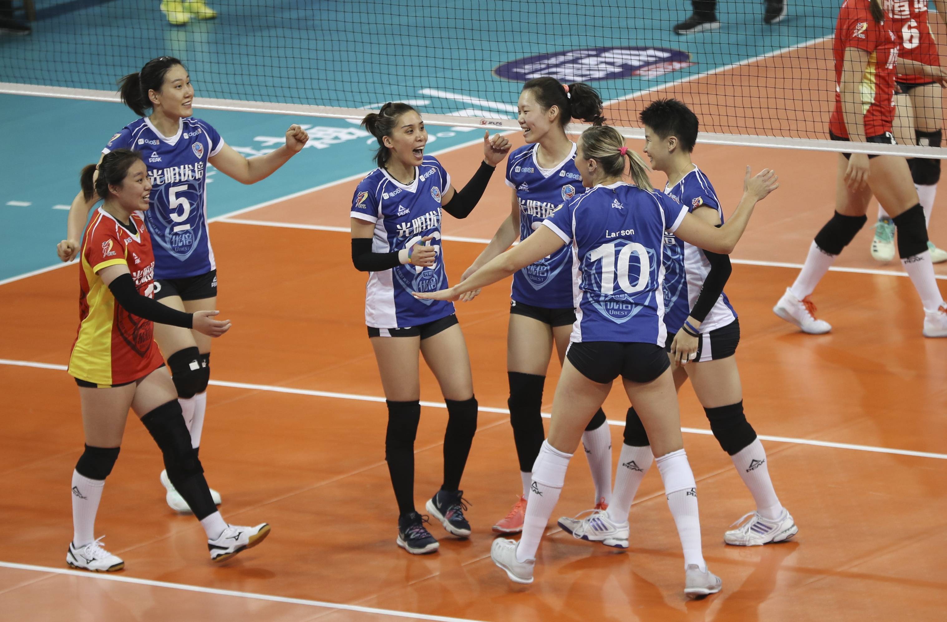 排球赛场强强对话，中国队将全力拼搏！的简单介绍