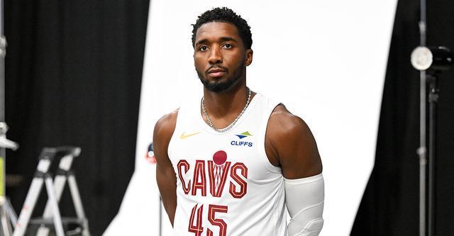 湖人B队翻盘加拿大男篮,米切尔惊艳世界 湖人B队翻盘加拿大男篮,米切尔惊艳世界