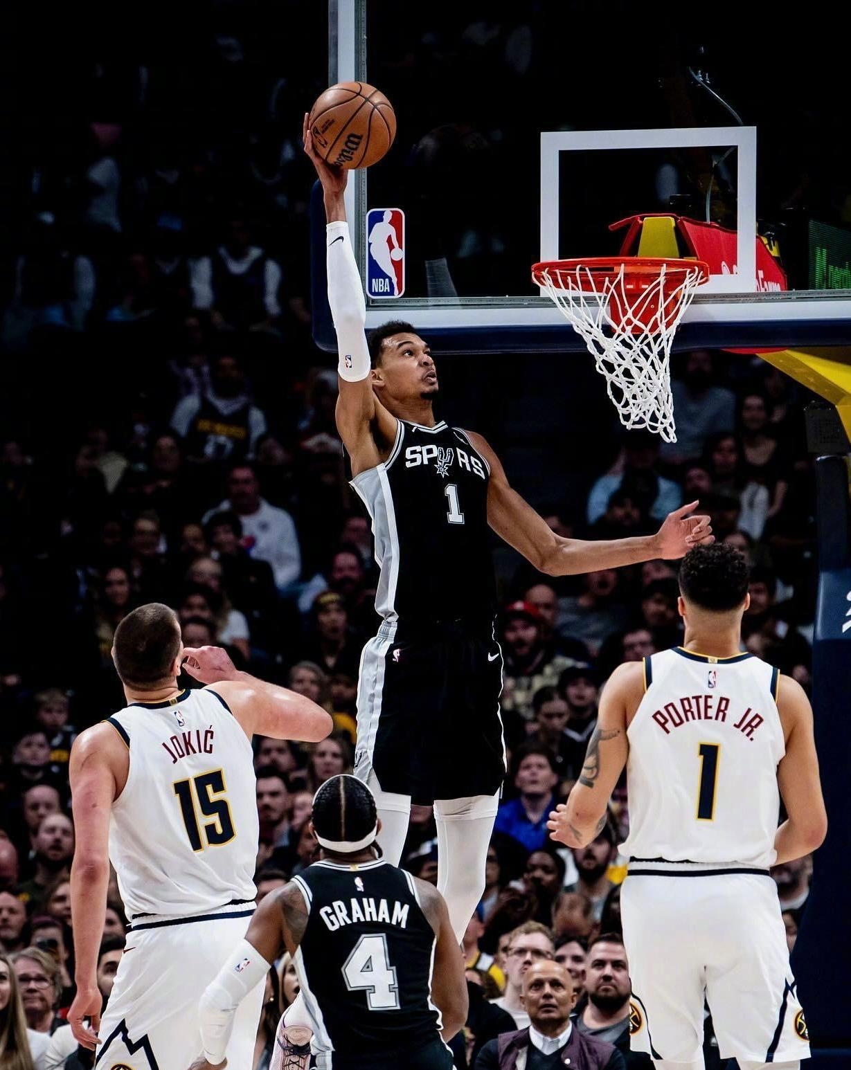 控卫大展身手！雷霆击败马刺