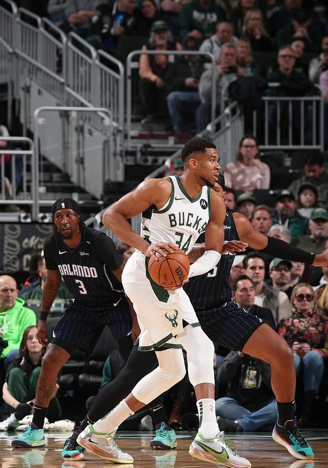 开云体育在线-雄鹿客场擒下掘金，米德尔顿砍下全场最高分